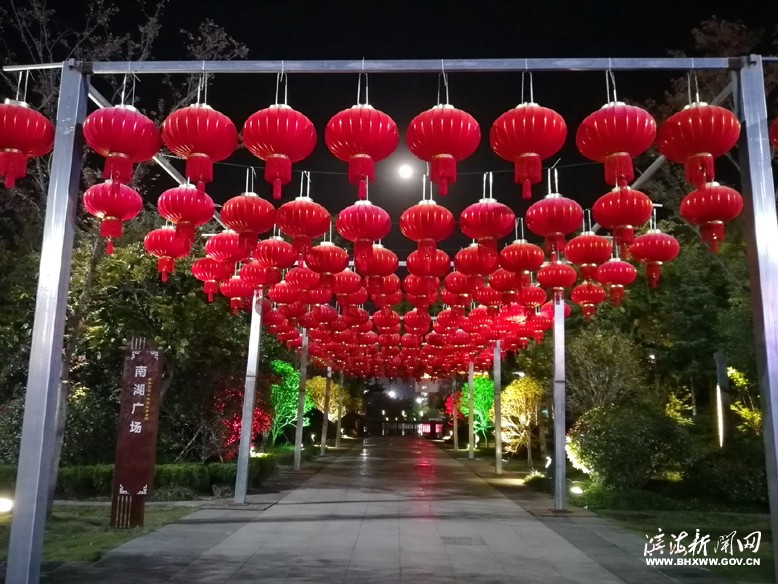 夜色下的南湖广场一角