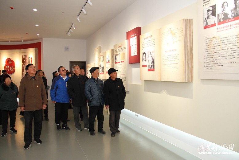 东坎街道坎南社区组织老党员到县和平公园接受红色教育