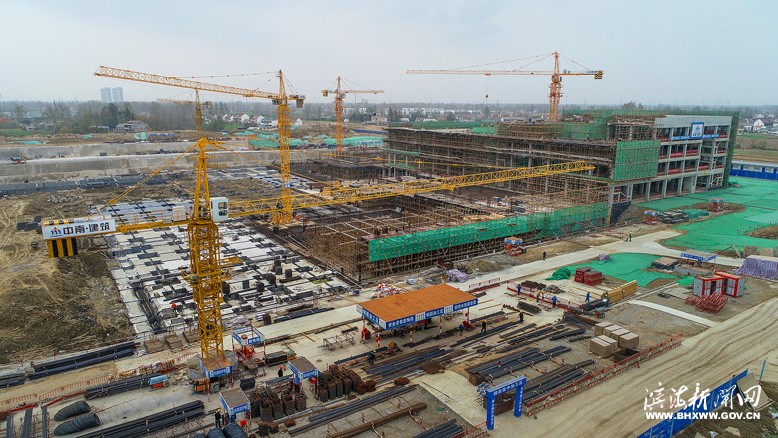 正在加快建设的县人民医院迁建工程现场