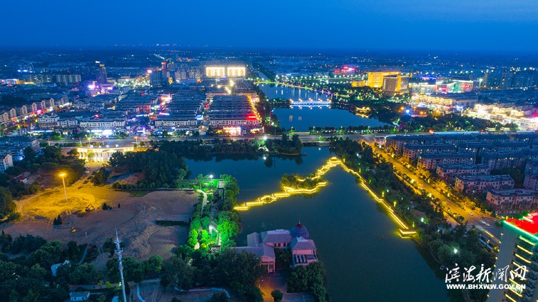 流光溢彩的南湖公园夜景
