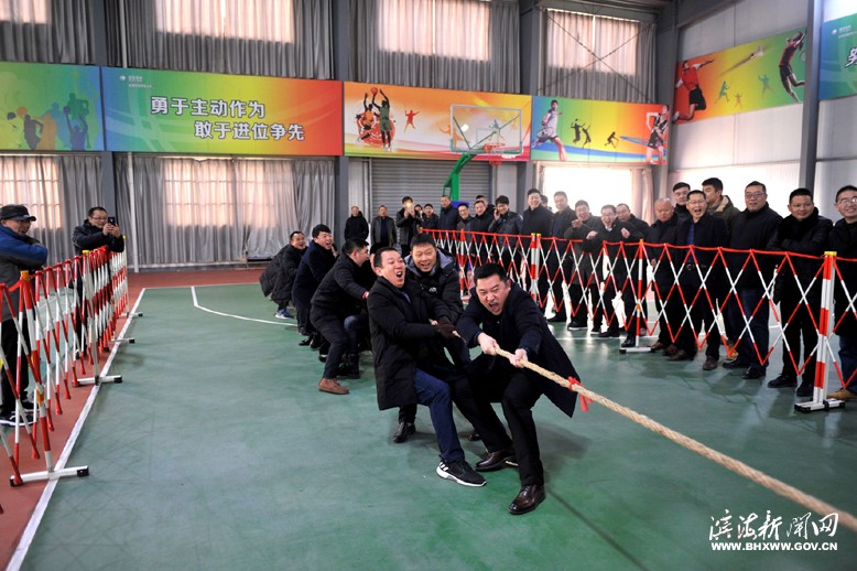 县供电公司举办职工拔河比赛