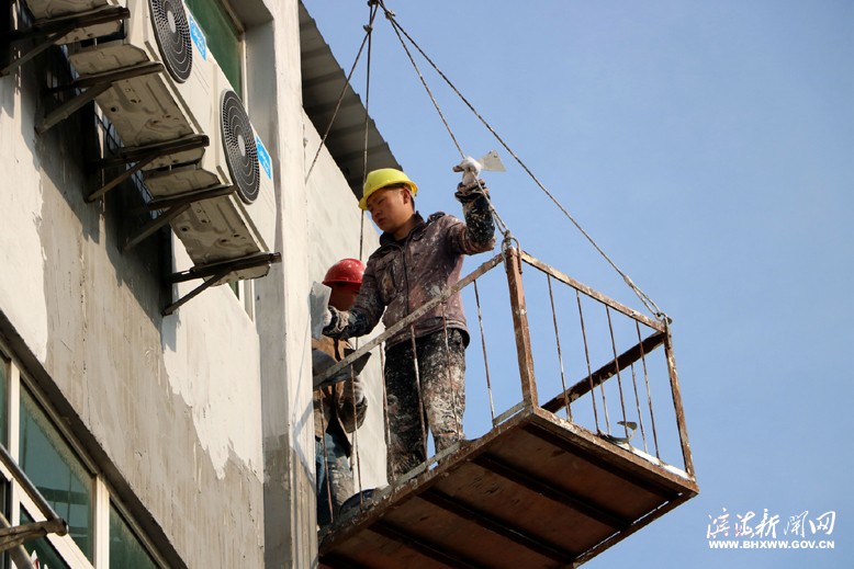 县城管部门组织人员粉刷墙体外立面