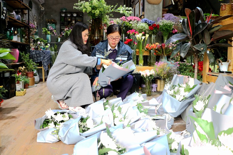 清明节市民购买鲜花祭奠亲人