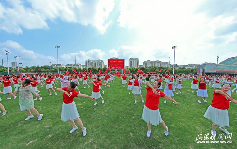 广场舞爱好者齐聚县体育中心和清水湖公园