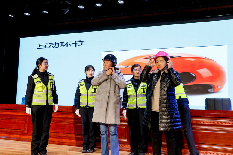 县交警大队举办交通安全知识讲座