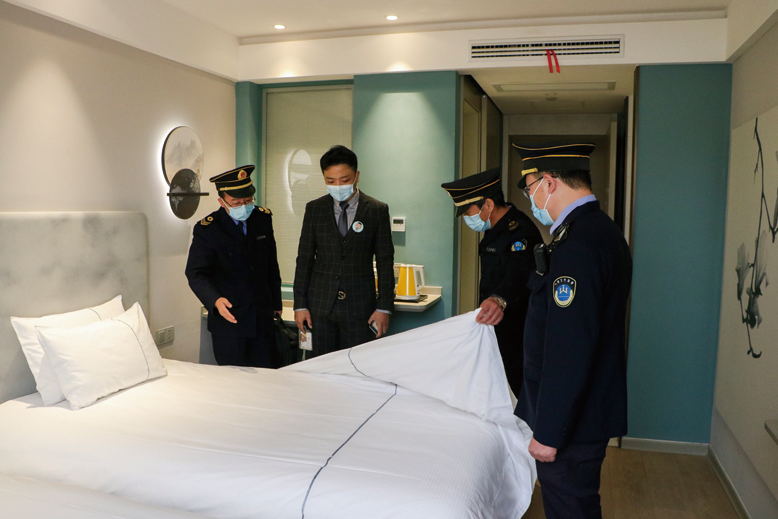 县卫生监督所工作人员检查县“六小”经营场所卫生情况