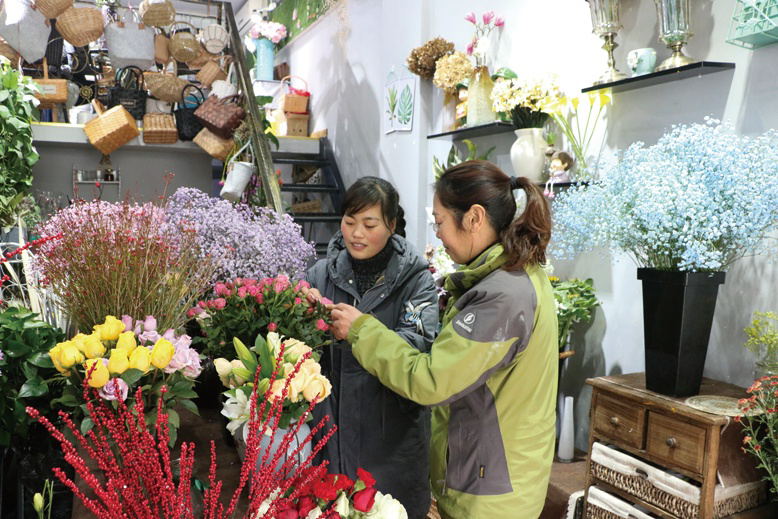 市民选购鲜花装点家居