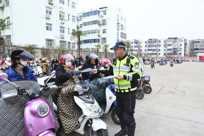 交警大队整治县城学校周边交通秩序