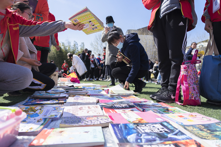 县实验小学开展图书跳蚤市场活动