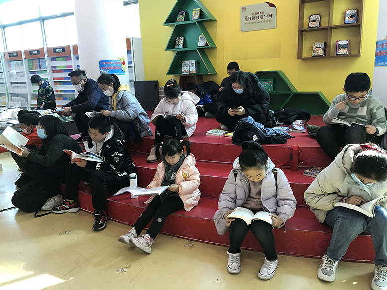 书店阅读书籍