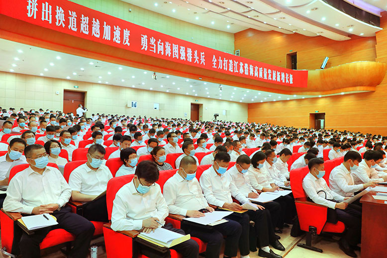 参加县委十三届三次全会人员听取全会报告