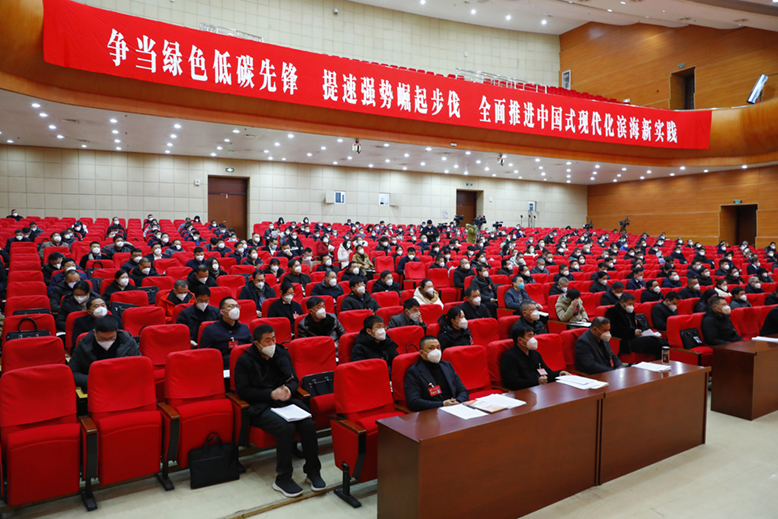 政协委员认真聆听吴启标讲话