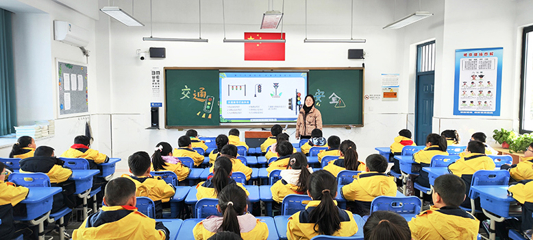 我县各小学开展“交通安全知识进校园”活动