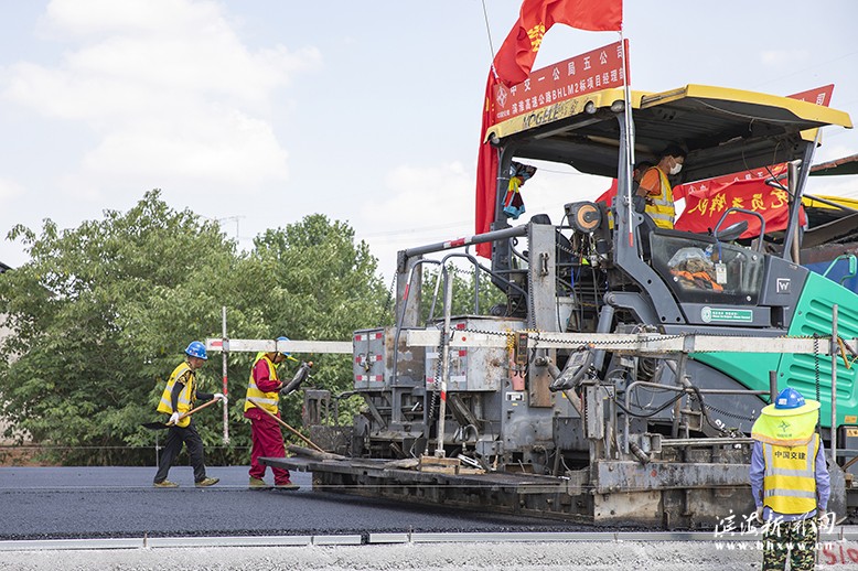 滨淮高速公路工程盐城段路面2标施工现场