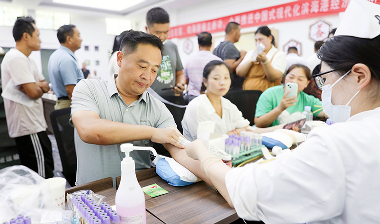县沿海工业园组织职工开展无偿献血活动